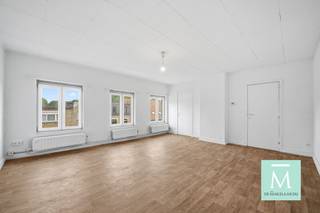 <p><span>Op te frissen 2-slaapkamerappartement op strategische ligging!</span></p><p><span>Dit lichtrijk appartement is gelegen op de eerste verdieping van een kleinschalig gebouw, nabij het centrum en Ring van Lier. Scholen, winkels, openbaar vervoer...op wandelafstand!</span></p><p><span>Via de centrale inkomhal betreden we de aangename leefruimte met aansluitend de keuken. De badkamer is uitgerust met douche, lavabo en toilet. </span></p><p><span>Dit appartement telt twee volwaardige slaapkamers (met ingemaakte kasten) waarvan één slaapkamer met mezannine en één slaapkamer met zuidgericht balkon. De zolder kan perfect gebruikt worden als extra stockageruimte. </span></p><p><span>Het appartement heeft een gunstig EPC-label A, wat garant staat voor een energiezuinige woonst en lagere energiekosten! </span></p><p><span>Wat dit appartement nog interessanter maakt, is dat er geen syndicus is en dus ook de zeer lage gemeenschappelijke kosten! Kortom, met een beperkt opfrissingsbudget kan dit appartement omgevormd worden tot een zeer comfortabel en hedendaags appartement, ideaal voor eigen bewoning of als investering! </span></p><p><span>Benieuwd? Wacht dan zeker niet te lang en contacteer ons (bel 015/20.20.82 of info@demakelaardij.be)</span></p>