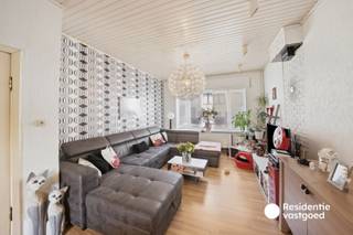 Welkom in de Timmermanstraat 37 te Oostende. Achter de karaktervolle gevel schuilt een bijzonder ruime stadswoning met heel wat mogelijkheden, ideaal voor wie op zoek is naar veel binnenruimte gecombineerd met een centrale ligging.<br /><br />Op het gelijkvloers wordt u verwelkomd in de inkomhal, die toegang geeft tot de ruime en gezellige leefruimte met zit- en eetgedeelte. Aansluitend bevindt zich de praktische keuken met rechtstreekse toegang tot het terras.<br /><br />De eerste verdieping biedt een ruime slaapkamer met aansluitende dressing, een tweede slaapkamer en een comfortabele badkamer met inloopdouche, dubbele wastafel en toilet. Daarnaast is er nog een afzonderlijk toilet aanwezig.<br /><br />Ook de zolderverdieping is volledig ingericht en vormt een echte meerwaarde. Dankzij de royale oppervlakte en mezzanine kan deze ruimte perfect dienstdoen als extra slaapkamer, bureau, hobbyruimte of combinatie hiervan.<br /><br />Verder beschikt de woning over een ruime kelder met technische installaties en aansluiting voor de wasmachine.<br /><br />Met een EPC-label C (259 kWh/m²), centrale verwarming op aardgas, dakisolatie en pvc schrijnwerk met hoogrendementsbeglazing beschikt deze woning bovendien over een mooie energetische basis.<br /><br />Een woning met verrassend veel ruimte en potentieel op een centrale locatie in Oostende!