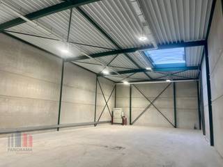 <strong>580 m²</strong> Nieuwbouw KMO-unit <strong>te huur.</strong><br />Uitstekend gelegen met een vlotte aansluiting op de belangrijkste verkeersaders E313 (Hasselt-Oost),  en een uitstekende visibiliteit vanaf de drukke Sint-Truidersteenweg.<br /><br />De opslagruimte heeft een <strong>vrije hoogte van 6,25 m</strong> en is vlot toegankelijk via <strong>2 automatische sectionale poorten</strong> (4 m x 4,25 m) alsook met 2 aparte toegangsdeuren. De unit is goed geïsoleerd en voorzien van een polybetonvloer met een draagkracht van <strong>1 t/m²</strong>. Door de aanwezigheid van LED-verlichting en verschillende stopcontacten is de unit instapklaar. Bovendien geniet de ruimte van veel daglicht dankzij een lichtstraat met rookluik alsook een raampartij boven de toegangsdeur. <br /><br />De unit beschikt over<strong> 4 private parkeerplaatsen,</strong> een wachtbuis naar de parkeerzone voor het plaatsen van laadpaal, een brandcentrale wat allemaal samen zorgt voor een aangename, veilige en functionele werkomgeving. De unit is geschikt voor opslag, productie en andere soorten van activiteiten.  <br /><br /><strong>Onmiddellijk beschikbaar!</strong> Ook andere oppervlaktes zijn voorhanden <strong>vanaf 290 m² tot 870 m². </strong><br /><br />Contacteer <strong>PANORAMA B2B</strong> voor bijkomende inlichtingen, plannen of een vrijblijvend plaatsbezoek: <strong>0474 17 17 15</strong>.