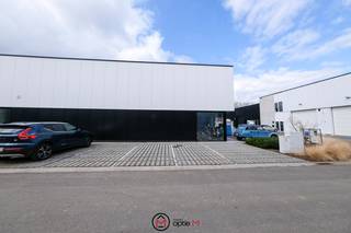 Nieuwbouw KMO-unit van 217 m2 inclusief 8 privé-parkeerplaatsen, gelegen in het bedrijvenpark Heros, de voormalige site van Concentra langs de Herkenrodesingel te Hasselt. <br /><br />De unit is voorzien van een geautomatiseerde sectionaalpoort en een aparte inkomdeur. <br />Vrije hoogte van 6 meter.<br /><br />Aan de voorzijde en zijkant van de unit zijn er acht parkeerplaatsen voorzien.<br /><br />Kan gebruikt worden als opslag, atelier, productie, ...<br /><br />Er zijn voorzieningen om een mobiel kantoor te plaatsen.<br />Meer info hierover via kantoor.<br /><br />Onmiddellijk beschikbaar.<br /><br />Verhuur onder BTW-stelsel.<br />OVH ten laste van de huurder.<br /><br />Meer info over alle mogelijkheden via ons kantoor op 011/23 11 01 of via mail info@optie-m.be<br /><br />TECHNISCHE INFO:<br /><br />Brandklasse - Klasse C cfr. Basisnorm brandpreventie voor industriële gebouwen<br />EPB - K-peil 40 voor loodsen<br />Constructie - Staalconstructie loodsen, vrije hoogte min. 6m<br />Buitengevels - Geïsoleerde en gelakte aluminium sandwichpanelen met 100 mm isolatie. Geïsoleerde betonpanelen met 100 mm isolatie.<br />Wanden - Scheidingswanden tussen de units in betonpanelen<br />Dak - Wit gelakte geprofileerde staalplaten, 120 mm PIR isolatie, PVC dakdichting<br />Lichtstraten - Lichtgebogen lichtstraten in meerwandig polycarbonaat met geïntegreerde rook- en warmte afvoer<br />Poorten - Elektrische geïsoleerde sectionaalpoorten<br />Buitenschrijnwerk - Aluminium buitenschrijnwerk met thermisch onderbroken profielen en dubbele beglazing (K-waarde 1,1)<br />Vloer - Gepolierde betonvloer met vloerbelasting van 1 ton / m2 in de loodsen en showrooms .