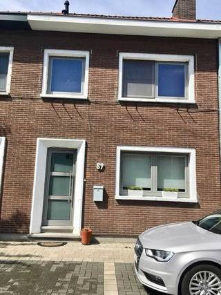 Voor meer info of bezichtiging contacteer mij op volgende nummer: 0486/03.24.59Instapklare gezinswoning met tuin en 3 slpk nabij de vaart in...