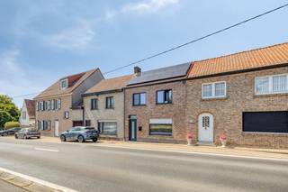 Bent u op zoek naar een huis te koop in Torhout? Dan is deze woning beslist een bezoek waard. Dit huis kreeg reeds een kwalitatieve aanzet tot de renovatie, waardoor u verder kunt afwerken en inrichten volgens uw eigen smaak.<br />Een absolute troef is de diepe, zonnige tuin. Ideaal voor wie houdt van groen, droomt van een moestuin, kleinvee of een ruime speelplek voor de kinderen.<br />Ook op vlak van duurzaamheid is deze woning klaar voor de toekomst. Ze beschikt over 10 zonnepanelen (3,75 kWp) en een thuisbatterij van 5 kWh, goed voor een energiezuinigere woonervaring.<br />Vooraan geniet u van een open zicht. Dankzij de ligging aan de rand van Torhout zijn scholen, winkels, het station en belangrijke invalswegen vlot bereikbaar.<br /><br />Indeling van het huis te koop:<br /><br />* Gelijkvloers:<br />Inkom- en traphal met gastentoilet | open keuken met leefruimte | wasberging | koer | tuin met garage (bereikbaar via gemeenschappelijk weggetje)<br />* Verdieping:<br />Nachthal | badkamer met douche, lavabomeubel en toilet | 3 slaapkamers<br />*Zolder<br /><br />Troeven van deze woning<br />- Vlot bereikbare ligging in Torhout.<br />- Reeds kwalitatieve aanzet van de renovatie <br />- Diepe tuin met tal van mogelijkheden voor tuinliefhebbers en gezinnen.<br />- Open zicht aan de voorzijde.<br />- 10 zonnepanelen (3,75 kWp) en thuisbatterij van 5 kWh.<br />- Nabij scholen, station en belangrijke verbindingswegen.<br /><br />Bent u op zoek naar een huis te koop in Torhout waar u deels de afwerking nog zelf kunt bepalen en tegelijk geniet van een ruime tuin, een duurzame investering en een uitstekende ligging? Neem dan vandaag nog contact op voor een bezoek en ontdek zelf het potentieel van deze woning.<br /><br />De eigendom wordt aangeboden via de Pre-sale formule. Op 22/08/2026 tussen 14:00 en 16:00 kan u het huis op afspraak komen bezichtigen en een bod uitbrengen. De vermelde prijs is een instelprijs. Voor meer info, gelieve contact op te nemen met de dossierverantwoordelijke.<br /><br />Bestuursmaatregelen in het maatregelenregister: nee