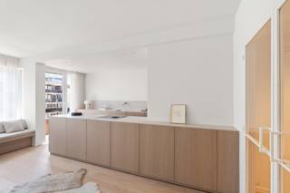 Dit luxueuze appartement combineert comfort, verfijning en een topligging in het centrum van Oostende. Een stijlvolle woonst waar elk detail zorgvuldig werd uitgekozen om een gevoel van rust en klasse te creëren.<br /><br />Bij het betreden van de ruime inkomhal word je meteen ondergedompeld in de sfeer van kwaliteit en elegantie. Het gastentoilet en de modern ingerichte badkamer met lavabomeubel en douche stralen hedendaagse luxe uit.<br /><br />De prachtige woonkamer geniet van een royale lichtinval en vloeit harmonieus over in de open keuken, die volledig geïntegreerd is in het leefgedeelte — ideaal voor wie houdt van stijlvol samenkomen en koken in een aangename sfeer. Naast de keuken bevindt zich een praktische bergplaats, perfect voor extra opbergruimte.<br /><br />Het appartement beschikt over twee smaakvol ingerichte slaapkamers (11,07 m² en 9,23 m²), elk voorzien van ingebouwde kasten die zorgen voor een strakke, opgeruimde look.<br /><br />Daarnaast beschikt dit uniek aanbod over een ondergrondse kelder. Bovendien is er de mogelijkheid om één of meerdere afgesloten staanplaatsen bij te kopen — een absolute troef in het stadscentrum.<br /><br />Een uniek aanbod voor wie op zoek is naar kwaliteitsvol wonen aan zee, waar luxe, ruimte en een uitstekende ligging hand in hand gaan.<br /><br />EPC: 186 kWh/m2 (UC: 0003208287)<br />Bruikbare vloeroppervlakte volgens EPC: 75m2<br />Goedgekeurde elektrische keuring!