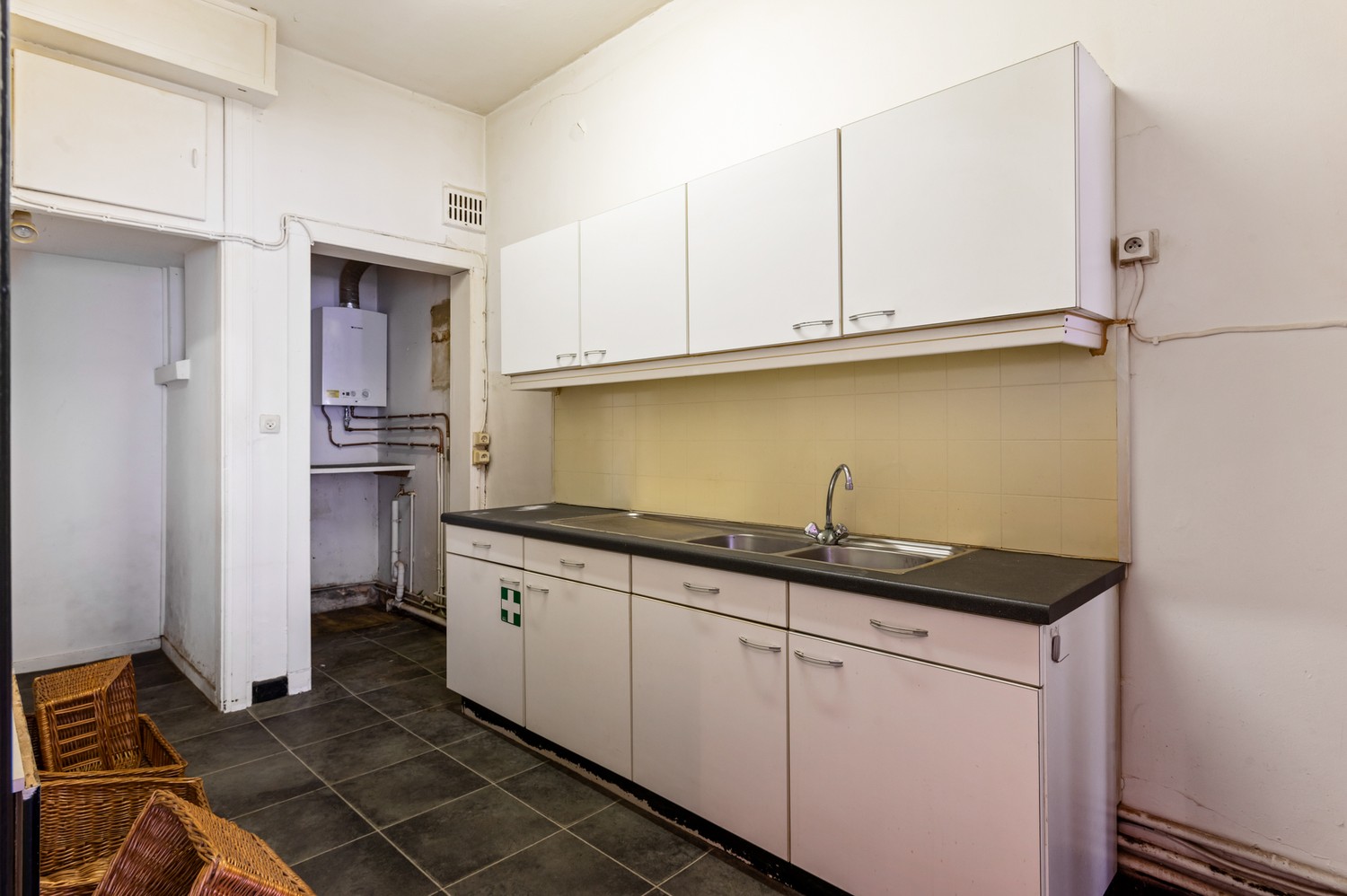 Handelsgelijkvloers met bovenliggend appartement in het centrum van Wommelgem! - foto 4