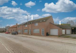 IZENBERGE: Recente rijwoning met alle comfort, 3 slaapkamers, gezellig tuintje en garage op 151m² grondopp.<br />In het landelijke Izenberge, deelgemeente van Alveringem, is deze woning op zoek naar een nieuwe eigenaar. De woning werd in 2007 nieuw gebouwd en biedt nog steeds alle modern leef- en wooncomfort. <br />Indeling:<br />- GLVL.: inkomhall met trappenhall, gezellige en best ruime woonkamer met zit- en eetplaats en open ingerichte keuken, apart toilet, berging/wasplaats.<br />- 1ste VERD.: nachthall, 3 volwaardige slaapkamers, badkamer met inloopdouche, lavabomeubel en toilet.<br />- 2de VERD.: zolderruimte (ideaal als extra berging)<br />Buiten is er een aangelegd terras en gezellig binnentuintje. Deze tuin is georiënteerd naar het zuiden-westen, dus als de zon door de wolken piept, veel zon in de tuin!<br />Bijna aanpalend is er nog een ruime extra garage voorzien (ca 6m diep x ca 3,40m breed). <br />De woning ligt op vlotte verbinding richting N8 Veurne-Ieper, dus zowel richting Veurne E40 als richting Ieper A19 maar ook richting de kust (op slechts 12 km van de kunstlijn).