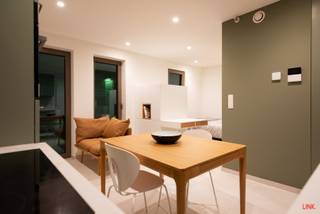 Deze moderne en energiezuinige studio is ideaal gelegen op wandelafstand van het station van Leuven en het centrum.<br /><br />De studio bevindt zich in een nieuwbouwresidentie die net werd opgeleverd.<br /><br />De ruimte bestaat uit een volledig uitgeruste keuken met vaatwasser en oven. Daarnaast is er een aangename badkamer met toilet, lavabo en douche, alsook een praktische berging.<br />De studio wordt volledig bemeubeld verhuurd.<br /><br />Een grote troef van deze studio is de ruime gemeenschappelijke tuin!<br />Verder beschikt de studio over een private kelderberging en een fietsenstalling.<br />​<br />De verwarming gebeurt via een warmtepomp met vloerverwarming, die zowel kan verwarmen als koelen.<br />Er wordt een voorschot van €120 per maand gevraagd voor de gemeenschappelijke kosten. Dit omvat ook een voorschot op het verbruik van water en verwarming.<br /><br />Beschikbaar vanaf 15/10/2026. Ideaal voor studenten of werkende.<br /><br />Interesse? Neem gerust contact op voor meer informatie of een bezichtiging