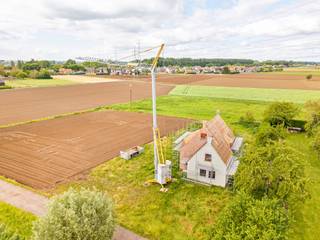 <p>Landelijk wonen met hedendaags comfort – nieuwbouwvilla te Zeveren (Deinze)<br /><br />In de rustige en charmante Leeuwstraat te Zeveren, een deelgemeente van Deinze, vindt u deze exclusieve nieuwbouwvilla op een royaal perceel van 1.353 m². De woning geniet van een westgerichte oriëntatie, ideaal om ’s avonds te ontspannen en te genieten van de ondergaande zon in de tuin.<br /><br />Met een bewoonbare oppervlakte van maar liefst 258 m² werd deze villa ontworpen met oog voor ruimte, licht en hedendaags wooncomfort. De woning verwelkomt u met mooie open leefruimtes die naadloos in elkaar overvloeien en een aangenaam gevoel van rust en luxe creëren. Grote raampartijen zorgen voor een overvloed aan natuurlijk licht en een sterke connectie met de tuin en het omliggende groen.<br /><br />Verder beschikt de woning over een praktisch bureau, perfect voor thuiswerk of een zelfstandige activiteit, vier volwaardige slaapkamers en twee stijlvol ingerichte badkamers, wat deze villa uitermate geschikt maakt voor gezinnen of wie graag ruim woont.<br /><br />De landelijke ligging combineert privacy en rust met een vlotte bereikbaarheid naar Deinze en omliggende steden. Hier woont u in het groen, zonder in te boeten aan comfort of bereikbaarheid.<br /><br />De verkoop gebeurt onder 21% BTW op de constructiewaarde en registratierechten op het grondaandeel.<br /><br />Bent u op zoek naar een energiezuinige, moderne villa met ruimte, licht en een prachtige ligging? Dan is deze woning in Zeveren absoluut een bezoek waard.<br />Een bezoek? Neem contact met ons op via: emiel@immobeguin.be</p>