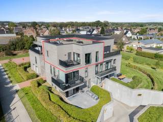 Mooi en rustig gelegen nieuwbouwappartement gelegen op de tweede verdieping op korte afstand nabij het centrum van Zedelgem. Het gebouw dateert van 2016 en het appartement beschikt over een totale bruto oppervlakte van 91 m².<br /><br />De lichtrijke leefruimte met open keuken vormt het hart van het appartement. De keuken is luxueus uitgerust waaronder een inductieplaat met ingebouwde dampkap, ingebouwde koelkast met vriesvak, vaatwasser, dubbele oven en gootsteen met kraan. Toestellen zijn van merk Siemens en het werkblad is afgewerkt in een strakke natuursteen.<br /><br />Via het schuifraam staat u onmiddellijk in verbinding met een  gezellige zuid gericht terras, voorzien van buitenverlichting.<br /><br />Verder omvat het appartement twee slaapkamers, waarvan één momenteel gebruikt wordt als dressing, een hedendaagse badkamer met inloopdouche, en een meubel met lavabo en spiegelkast. Het wc is afzonderlijk en daarnaast is er een praktische berging/wasplaats met ventilatiesysteem.<br /><br />Het appartement is bijzonder energiezuinig wat resulteert in een EPC-label A!<br /><br />Bij het appartement dient de autostaanplaats nr.24 bijgekocht te worden. <br /><br />Momenteel is dit appartement verhuurd aan 917.80 € per maand en vormt dus een uitstekende investering.<br /><br />Voor een bezoek bel ons op het nummer 050/333976 - 0476/270379 ( buiten kantooruren )