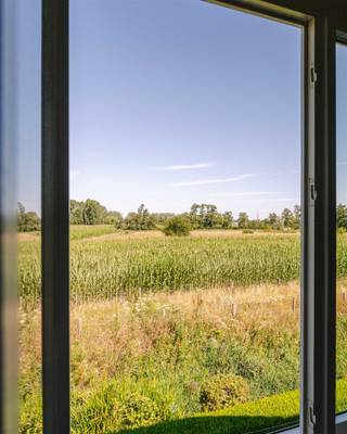 <p><span>DESTELBERGEN - Landelijk gelegen open bebouwing </span></p><p><span> </span></p><p><span>Gelegen aan de Veldekensstraat 37 te Destelbergen vindt u deze open bebouwing met drie slaapkamers, een ruime garage en een mooi uitzicht over de omliggende velden. De landelijke omgeving wordt gecombineerd met een vlotte bereikbaarheid dankzij de nabijheid van de R4.</span></p><p><span> </span></p><p><span>Via de inkomhal bereikt u de leefruimte, met aansluitend de keuken. Verder vindt u op het gelijkvloers de badkamer en een ruime garage met aansluitend de wasplaats/ berging. </span></p><p><span>Daarnaast is er een droge kelder aanwezig. </span></p><p><span> </span></p><p><span>Op de verdieping bevinden zich drie slaapkamers en een zolder, die voor de nodige extra bergruimte zorgt. </span></p><p><span> </span></p><p><span>Hoewel de woning enige opfrissing kan gebruiken, beschikt ze over een goede basis en heel wat mogelijkheden. </span></p><p><span>De woning beschikt bovendien over EPC-label D, waardoor er geen renovatieverplichting van toepassing is. </span></p><p><span> </span></p><p><span>De combinatie van de open bebouwing, de beschikbare ruimte, het uitzicht over de velden en de goede bereikbaarheid maakt dit een interessante woning voor wie graag landelijk wil wonen en toch vlot verbonden wil blijven met Gent en de omliggende gemeenten. </span></p><p><span> </span></p><p><span>Richtprijs: 365.000 EUR</span></p><p><span> </span></p><p><span>Interesse? Neem contact op met Axel Lenaerts Destelbergen via <span>destelbergen@axellenaerts.be</span></span><span> of 09 219 08 77 voor meer informatie of een bezoek.</span></p>