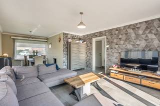 <strong>Woning te Mol-Sluis 🏡 op een perceel van 6a 98ca</strong><br /><br />Op zoek naar een ruime gezinswoning met mogelijkheden? Deze woning, gelegen in Mol-Sluis, geniet van een centrale ligging tussen het centrum van Mol en het gehucht Sluis.<br /><br />De woning beschikt over een vernieuwde keuken, een aangename en lichtrijke woonkamer en een praktische indeling met ruime kamers.<br />De verschillende leefruimtes bieden volop mogelijkheden om de woning naar eigen smaak en behoeften in te richten.<br /><br />Dankzij de gunstige ligging zijn winkels, scholen, horeca en andere voorzieningen vlot bereikbaar.<br />Tegelijk zorgt de ligging aan de achterzijde voor een aangename en rustige woonomgeving.<br />Een woning met ruimte, potentieel en een interessante ligging voor wie op zoek is naar een comfortabele gezinswoning met mogelijkheden.<br />De woning heeft EPC-label F en valt onder de renovatieverplichting.<br /><br /><strong>Indeling</strong><br />- Inkomhal met <strong>apart toilet</strong><br />- Woonkamer: lichtrijk en verbonden met de vernieuwde keuken<br />- <strong>Keuken: volledig vernieuwd</strong>, geïnstalleerd en uitgerust met toestellen<br />- Kelder: praktische o<strong>pslagruimte</strong><br />- Garage: ruime garage met mogelijkheid tot praktijkruimte of extra opslag<br /><br /><strong>Bovenverdieping</strong><br />- <strong>3 zeer ruime slaapkamers</strong><br />- <strong>Volledig geïnstalleerde badkamer</strong> (Bad, douche en dubbele lavabo)<br />- Aparte berging boven<br /><br /><strong>Ruime tuin</strong><br />De woning beschikt over een volledig afgesloten tuin achteraan, met een ruime verlengde zijtuin.<br /><br /><strong>Troeven</strong><br />✔ Nabij het centrum en voorzieningen<br />✔ Ruime, volledig afgesloten tuin achteraan en aan de zijkant, ideaal voor privacy.<br />✔ Ruime, lichtrijke leefruimtes<br />✔ Grote slaapkamers en veel praktische bergruimte<br />✔ Elektriciteit conform<br /><br /><strong>Interesse? Ontdek zelf de mogelijkheden en plan vandaag nog uw bezoek! 📞🏡</strong>
