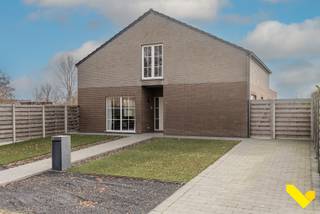 Gelijkvloerse woning met extra verdieping en ruime tuin.We betreden deze gelijkvloerse woning met extra verdieping via de ruime inkomhal, om...