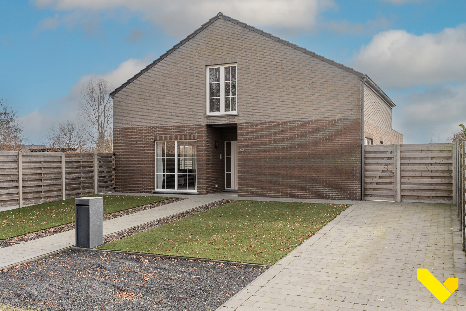 Gelijkvloerse woning met extra verdieping en ruime tuin. - foto 2