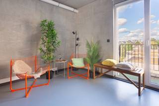 Ideaal gesitueerd tussen Brederode, Markgrave en de Harmoniewijk, bevindt dit 1-slaapkamerappartement zich in een rustige en residentiële omgeving. Het groene Hof Van Leysen ligt op wandelafstand en biedt een aangename plek voor ontspanning. Tegelijk geniet u van een vlotte verbinding met belangrijke invalswegen, openbaar vervoer en het stadscentrum. Een praktische én gegeerde ligging die rustig wonen moeiteloos combineert met de nabijheid van de stad.<br /><br />Dit recente en energiezuinige appartement (bouwjaar 2022), gelegen op de derde verdieping, onderscheidt zich door zijn hedendaagse, industriële uitstraling. De lichtrijke leefruimte vormt één mooi geheel met de moderne open keuken en biedt een aangename setting om te wonen en te ontspannen. Vanuit de leefruimte heeft u rechtstreeks toegang tot het terras aan de rustige achterzijde van het gebouw.<br /><br />Verder beschikt het appartement over één volwaardige slaapkamer en een stijlvolle badkamer met lavabo, toilet en betegelde inloopdouche. De combinatie van de industriële architectuur, het recente bouwjaar en het hedendaagse wooncomfort maakt dit appartement tot een bijzonder aantrekkelijke woonplek.<br /><br />Belangrijkste kenmerken:<br />- Instapklaar en energiezuinig<br />- Elektriciteit volledig conform<br />- Bouwjaar 2022 (verkoop onder registratierechten)<br />- Lage algemene kosten (aparte meters)<br />- Gemeenschappelijke fietsenberging<br />- Privatieve kelderberging<br /><br />Verplichte vermeldingen<br />EPC: 38 kWh/m²<br />P-score: D & G-score: D<br />Stedenbouw: Wg-Vg-Gvkr-Gvv-Gmo