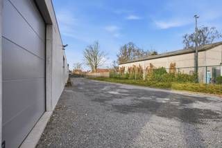 Deze nieuwbouw loods van 45m² is gelegen in het centrum van Houthulst.Aparte teller voor elektriciteit aanwezig. Regenwaterput per loods...