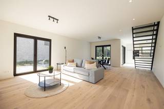 <p><span>In Ramsel komt deze eigentijdse lage-energiewoning op een perceel van 5a 12ca te koop. Met een E-peil lager dan 10 combineert dit huis comfort en toekomstgerichte energiezuinigheid.</span></p><p><span>De gelijkvloerse verdieping biedt een open woonconcept met een woonkamer die baadt in het licht dankzij de grote glaspartijen. De aansluitende keuken is ontworpen voor zowel functionaliteit als gezelligheid: veel opbergruimte, een volledig pakket aan kwalitatieve toestellen én een kookeiland vormen hier het hart van de woning.</span></p><p><span>Naast de keuken bevindt zich een royale berging die plaats biedt voor wasmachine, droogkast en zelfs extra toestellen zoals een diepvriezer.</span></p><p><span>Op de verdieping zijn drie ruime slaapkamers ondergebracht, allemaal met een aangenaam formaat. De badkamer is volledig uitgerust met een ligbad, douche en dubbele wastafel. Voor extra praktisch comfort zijn er afzonderlijke toiletten voorzien, zowel beneden in de inkomhal als boven in de nachthal.</span></p><p><span>Pluspunten van deze woning:</span></p><ul><li><span>Warmtepomp met vloerverwarming en mogelijkheid tot koeling</span></li><li><span>Zonnepanelen in combinatie met een thuisbatterij (thuisbatterij optioneel)</span></li><li><span>Voorziening voor elektrische wagen (EV-laadpunt)(optioneel)</span></li><li><span>Regenwaterrecuperatie en ventilatiesysteem</span></li><li><span>Afgewerkt met kwaliteitsmaterialen</span></li></ul><p><span>Wie graag zelf de afwerking bepaalt, kan opteren voor de </span><span>casco-aankoop</span><span>. De prijs hiervoor bedraagt </span><span>319.500 euro</span><span>.</span></p><p><span>De opgegeven prijzen zijn exclusief btw, registratie, notariskosten en nutsvoorzieningen.</span></p><p><span>Geïnteresseerd? Bel ons op </span><span>016 15 31 15</span><span> of stuur een mail naar </span><span>info@immolivit.be</span><span> en ontdek of dit de woning is waar u naar op zoek bent.</span></p><p><span> </span></p>