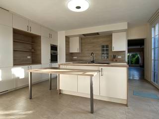 Hedendaagse woning met 5slks, tuin, vernieuwd dak, zonnepanelen,..<br /><br />Deze woning is gelegen in de Kattestraat, nabij het centrum en een goeie bereikbaarheid. De afgelopen jaren hebben deze eigenaars vele zaken aangepast. Keuken, badkamer, dak, zonnepanelen,… noem maar op.<br /><br />Grote leefruimte met langsvoor een TV hoek, eetplaats en achteraan een keuken met eiland en alle benodigde toestellen. Aangenaam ingesloten terras om de hoek! Achteraan is er een tweede rust-ruimte met open haard en zicht op de tuin. Hier is er alvast een sauna, ligbad met jacuzzi functie, wastafel en berging. Boven deze ruimte is er een zeer grote slaapkamer + zolderkamer.<br /><br />Het verdiep boven de bestaande woning bevat 3 slaapkamers en een vaste trap naar hetzolderverdiep. Dit is echt een masterbedroom met vele ruimte en een houtkachel!<br /><br />PLUSPUNTEN:<br />+ voet-uitweg, aan zijkant van de woning.<br />+ gevoel voor ruimte<br />+ centrumligging<br />+ blanco gekeurde elektriciteit!
