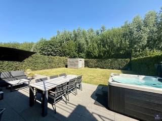 <p><span>RUSTIG GELEGEN </span><span>P</span><span>RACHTIGE WONING MET TO</span><span>PAFWERKING</span><span> </span></p><p><span> </span></p><p><span>Deze uitzonderlijk mooie woning, gelegen op het einde van een doodlopende straat, combineert luxe, comfort en energiezuinig wonen op een toplocatie.</span></p><p><span> </span></p><p><span>De woning beschikt over 3 ruime slaapkamers, een polyvalente zolderruimte (momenteel ingericht als volledig uitgerust kantoor), een dubbele garage en extra parkeergelegenheid op de oprit. </span></p><p><span>Dankzij het EPC A, de warmtepomp/airco, zonnepanelen, 10 kW thuisbatterij, warmtepompboiler en screens geniet u van een uiterst laag energieverbruik. </span></p><p><span>De woning is hyper uitgerust inclusief alarminstallatie en een rookcentrale.</span></p><p><span> </span></p><p><span>Binnen werd gekozen voor topmaterialen en een hoogwaardige afwerking. </span></p><p><span>De prachtige keuken, ruime leefruimte, stijlvolle badkamer en mooie tuin met volledige privacy en open zicht maken dit tot een echte droomwoning.</span></p><p><span> </span></p><p><span>Meer dan het bezoeken waard !</span></p><p><span> </span></p><p><span>Interesse?   Gelieve ons dan te contacteren op het nummer 03 775 41 88 of mail naar <span>kurt@vastgoed-smet.be</span></span><span> </span></p><p><span><span>www.vastgoed-smet.be</span></span></p><p><span> </span></p><p><span>“De verstrekte gegevens/informatie (zowel online als gedrukt) worden vrijblijvend verstrekt, enkel ter inlichting, zonder contractuele verbintenis of garantie van onzentwege en kunnen op ieder ogenblik gewijzigd worden”</span></p><p><span> </span></p><p><span> </span></p>