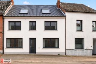Ben je op zoek naar een ruime woning die je volledig naar jouw eigen hand kan zetten? Deze gezinswoning uit 1957 in de Houwaartstraat 344 biedt de perfecte basis. Gelegen op een strategische locatie in Scherpenheuvel-Zichem, geniet je hier van een vlotte verbinding met alle nodige voorzieningen, terwijl de rust van jouw eigen perceel nooit ver weg is.<br /><br />De grote troef van deze rijwoning is de toegankelijkheid: via een handige achteringang bereik je de twee garages, wat een enorme troef is voor parkeercomfort. De tuin is zuidgericht, waardoor het de ideale plek is voor wie droomt van lange zomeravonden in het groen en genoeg ruimte voor kinderen om veilig te spelen.<br />Met 3 slaapkamers op de eerste verdieping en 2 extra kamers op de tweede verdieping, maakt dat deze woning kan omgebouwd worden tot een ruime hedendaagse stek.<br /><br /><u><strong>INDELING</strong></u><br /><strong>Gelijkvloers:</strong> Inkom, winkelgedeelte, leefruimte, keuken, badkamer, veranda<br /><strong>1ste verdieping:</strong> Nachthal, 3 slaapkamers<br /><strong>2de verdieping:</strong> 2 zolderkamers<br /><strong>Tuin: </strong>Zuidgericht met toegang achteraan<br /><strong>Kelder:</strong> kleine ruimte<br /><br />Ervaar zelf de vele voordelen van deze woning tijdens een persoonlijke rondleiding. <br />Maak vandaag nog je afspraak. <br />Mail naar info@immopersyn.be of bel 013 444 008.