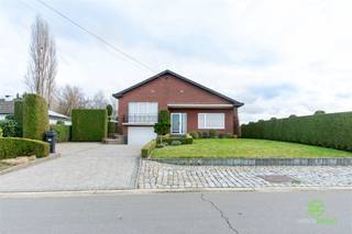 <p><span>Op een toplocatie in Stevoort vinden we deze ruime gezinswoning op een schitterende ligging.</span></p><p><span>De woning wordt aan drie kanten omringd door velden en wegens de agrarische ligging zal dit in de toekomst ook zo blijven. In de straat is ook geen doorgaand verkeer toegelaten. </span></p><p><span>Het centrum ligt op minder dan 1km en hier vinden we een supermarkt, verschillende horeca, scholen, …</span></p><p><span>De oprit van de E313 bevindt zich op minder dan 6km en biedt een snelle verbinding richting Luik en Antwerpen. </span></p><p><span> </span></p><p><span>De zoldervloer van de woning werd al reeds zeer goed geïsoleerd en de verwarmingsketel werd in 2016 nog vervangen. </span></p><p><span> </span></p><p><span>Op straatniveau vinden we een ruime inpandige garage met elektrische poort. Hierachter ligt de wasplaats met douche en een extra berging. </span></p><p><span>Een halve verdieping hierboven zijn de woonvertrekken gelegen. Dankzij de grote ramen is er in de gehele woning een aangename lichtinval. Aan de voorzijde vinden we de ruime woonkamer. Via de eetkamer aan de achterkant kan de keuken bereikt worden. Deze is uitgerust met de nodige toestellen en beschikt over een handige naastgelegen berging. </span></p><p><span>Op de bovenverdieping zijn er drie ruime slaapkamers te vinden en de badkamer. Deze is voorzien van een toilet, meubel met lavabo en ligbad. </span></p><p><span> </span></p><p><span>Buiten vinden we een prachtige en zeer goed onderhouden tuin. Dankzij de ZO-oriëntatie geniet men quasi de hele dag van de zon. </span></p><p><span> </span></p><p><span>Pluspunten:</span></p><p><span>- prachtige locatie</span></p><p><span>- ruime woning</span></p><p><span>- 3 grote slaapkamers</span></p><p><span> </span></p><p><span>De vermelde bewoonbare oppervlakte is de netto-oppervlakte van de woning met uitzondering van de zolder en bijgebouwen.</span></p>