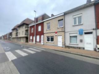 zinswoning biedt vier slaapkamers, een gezellige woonkamer en een praktische keuken. De ligging in het hart van Wervik maakt alles vlot bereikbaar, terwijl de compacte koer achteraan zorgt voor een aangename buitenruimte.

<p>Belangrijkste ruimtes:<br />• Inkomhal met toegang tot de leefruimte<br />• Woonkamer met plaats voor eet- en zithoek<br />• Keuken uitgerust met dampkap, koelkast, oven en elektrisch fornuis<br />• Badkamer met ligbad en wastafel<br />• Apart toilet<br />• Vier slaapkamers, ideaal voor een gezin<br />• Koer </p>

<p>Troeven:<br />• Centrale ligging in Wervik<br />• Vier volwaardige slaapkamers<br />• Compacte koer voor buitenplezier</p>

<p>Elektriciteit conform tot 2045!</p>

<p>Neem vandaag nog contact op met je ERA-makelaar voor een bezoek.</p>

<p> </p>

<p>JOUW DROOMHUIS. ZO GEVONDEN!</p>