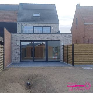 * Recent duplex appartement met carport en terras, gelegen in het centrum van Aarsele<br />* Gelijkvloers : inkomhal - fietsenberging<br />* 1ste verdieping : inkomhal - woonkamer met open keuken - apart toilet - zonnig terras<br />* 2de verdieping : 2 slaapkamers - badkamer (inloopdouche met toilet) - berging<br />* Appartement is geschilderd in het wit<br />* Verlichting is aanwezig (armaturen + inbouwspots)<br />* Vloerverwarming met lucht-water warmtepomp - koeling via vloerverwarming - boiler op warmtepomp<br />* Zonnepanelen (2500wp)<br />* EPB startverklaring wegens nieuwbouw (EPB LABEL A)<br />* €850/maand (inclusief syndic)<br />* Beschikbaar vanaf 1 januari 2027