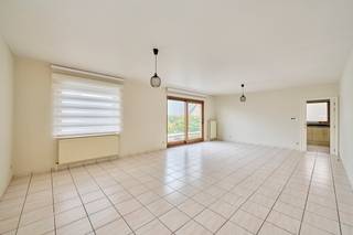 <strong>Zeer ruime en eigentijdse gezinswoning op 11a </strong>De woning van 1993 is verrassend ruim en is gelegen in een zeer rustige buurt nabij alle grote invalswegen. Bij de bouw van deze woning zijn er kwalitatieve en energiezuinige materialen gebruikt. Het EPC Label is B en de elektriciteit is conform. Een heel mooi perceel met zicht op groen. <br /><br /><span>De indeling is als volgt:</span><br />Gelijkvloers: Inkomhal met toegang tot de zeer ruime leefruimte met een extra terras. Ruime keuken met zicht op de tuin, een achterinkom met apart toilet en een ruime garage met smeerput.<br />Verdiep: Nachthal met toegang tot de 3 zeer ruime slaapkamers van respectievelijk 28m², 24m² en 13m². Allen voorzien van tal van inbouwkasten. Verder is er nog een bureelruimte/bergruimte of dressing. Badkamer met grote inloopdouche, lavabo en toilet.<br /><br />De woning is volledig onderkelderd en biedt zeer veel mogelijkheden. Vanuit de garage is er ook een smeerput. EPC is label B, de elektriciteit is conform en de CV op aardgas. Houten ramen met dubbele beglazing. Zeer ruime tuin. De woning heeft crepi op basis van natuurlijke materialen waardoor deze geen onderhoud vraagt. Regenwaterput aanwezig.<br /><br />Op zoek naar een ruime, volledig onderkelderde gezinswoning? Neem dan vandaag nog contact op voor een bezichtiging.<br /><br /><span>Wij ontzorgen u ook voor de </span><strong>verkoop<span> </span></strong><span>van uw </span><strong>huidige woning</strong><span>! Voor meer uitleg helpen we je graag verder.</span>