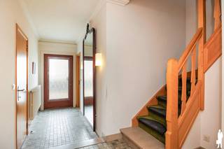 Ben je op zoek naar een zeer ruime gezinswoning met 4 à 5 slaapkamers, een prachtige zuidgerichte tuin en een vlotte bereikbaarheid? Dan is deze woning aan de rand van Sint-Niklaas zeker een bezoek waard!<br /><br />Deze woning combineert ruime leefruimtes met tal van mogelijkheden en een bijzonder aangename, groene buitenomgeving. Dankzij de gunstige ligging bevinden zowel het centrum van Sint-Niklaas als de E17 zich op korte afstand.<br /><br />Indeling:<br />- Gelijkvloers: Via de inkomhal met apart gastentoilet bereik je de ruime en lichtrijke leefruimte, die mooi aansluit op de keuken. Daarnaast beschikt de woning over een handige inpandige garage.<br />- Eerste verdieping: Hier bevinden zich drie volwaardige slaapkamers en een ruime badkamer, uitgerust met een ligbad, douche, dubbele lavabo en toilet. Aansluitend bevindt zich een praktische bijkeuken die extra opbergruimte biedt. <br />- Tweede verdieping: Deze verdieping beschikt over een zeer ruime vierde slaapkamer en twee extra bergingen, waarvan één momenteel als slaapkamer wordt gebruikt. Ideaal voor grotere gezinnen of wie nood heeft aan extra ruimte!<br /><br />Tuin:<br />Een absolute troef van deze woning is de prachtige, uitgestrekte en volledig zuidgerichte tuin. De groene omgeving biedt volop rust, ruimte en privacy. Het aangename terras vormt de ideale plek om te ontspannen en te genieten van zonnige dagen. De woning heeft een ruimte oprit met plaats voor meerdere wagens. <br /><br />Algemeen:<br />- Zeer ruime gezinswoning met 4 à 5 slaapkamers<br />- Prachtige, groene en uitgestrekte zuidgerichte tuin met terras<br />- Gunstig EPC – geen renovatieverplichting<br />- Asbestveilig<br />- Tal van mogelijkheden dankzij de ruime indeling<br />- Vlotte verbinding met het centrum van Sint-Niklaas en de E17<br /><br />Op zoek naar een ruime gezinswoning met een uitzonderlijk aangename tuin? Ontdek zelf de mogelijkheden van deze woning en plan vandaag nog een bezoek in!<br /><br />Op zoek naar een woning, appartement of bouwgrond in het Waasland of de Denderstreek?<br />De Boer &amp; Partners Waas &amp; Dender begeleidt u graag bij de aankoop of verkoop van vastgoed in deze ruime regio.<br /><br />Wenst u dit pand te bezoeken? Contacteer ons via waasendender@deboerenpartners.be of 03 377 55 00.
