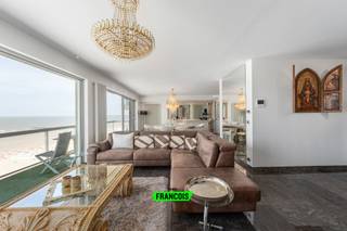 Dit uitzonderlijke appartement geniet van een topligging op de Zeedijk van Blankenberge en verwelkomt u met een ongeëvenaard frontaal zeezicht. Dankzij de stijlvolle afwerking, royale ruimtes en het dubbele terras vormt deze eigendom een unieke opportuniteit voor wie op zoek is naar comfort, luxe en een adembenemend uitzicht.<br /><br />Met de ruime lift bereikt u comfortabel de achtste verdieping, die volledig wordt ingenomen. Bij het betreden van het appartement komt u terecht in een bijzonder ruime inkomhal. De elegante glazen deuren zorgen voor een naadloze overgang naar de lichtrijke leefruimte, waar het panoramische zicht op zee meteen alle aandacht opeist. De sfeervolle gashaard en de stijlvolle bar creëren een warme en uitnodigende sfeer, ideaal om te genieten van gezellige momenten met familie en vrienden.<br /><br />Aansluitend bevindt zich de volledig uitgeruste keuken, voorzien van alle hedendaagse comfort. Dankzij de talrijke opbergkasten, hoogwaardige toestellen en het praktische kookeiland vormt deze ruimte het hart van het appartement. Verder beschikt het appartement over een afzonderlijk gastentoilet. Via de nachthal bereikt u eerst een ruime dressing die toegang verleent tot de royale masterbedroom. Deze slaapkamer biedt meer dan voldoende plaats voor uitgebreide kastruimte en straalt rust en comfort uit. De indrukwekkende badkamer werd ontworpen met oog voor luxe en functionaliteit. Hier geniet u van twee enkele wastafels, een bubbelbad, een afzonderlijke douchecabine, een tweede toilet en tal van opbergmogelijkheden.<br /><br />Als extra troef beschikt het appartement over twee terrassen, zowel aan de voor- als achterzijde van het gebouw. Zo kunt u op elk moment van de dag genieten van zon, rust en een prachtig uitzicht. Daarnaast beschikt het appartement over een privatieve kelderberging, ideaal voor extra stockage, en is er in het gebouw ook een gemeenschappelijke fietsenberging aanwezig.<br /><br />Dit appartement is een mooie kans voor wie op zoek is naar een comfortabele woonst, een tweede verblijf of een waardevolle investering op een toplocatie aan de kust. De combinatie van ruimte, afwerking, ligging en zeezicht maakt dit een eigendom die u absoluut gezien moet hebben.<br /><br />Aarzel niet en plan vandaag nog uw bezoek in.<br /><br />