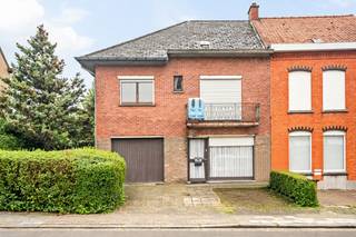 <p>Ruime gezinswoning met 4 slaapkamers op uitzonderlijk perceel van 2.330 m²!<br /><br />Bent u op zoek naar een ruime woning met veel potentieel en een uitzonderlijk groot perceel? Deze halfopen woning biedt maar liefst 230 m² bewoonbare oppervlakte, 4 slaapkamers en een prachtig perceel van 2.330 m². Gelegen in woongebied en nabij winkels, scholen, openbaar vervoer en het station, combineert deze eigendom ruimte met een vlotte bereikbaarheid. Bovendien is er een ruime zolder die omgevormd kan worden tot slaapkamer, bureau, hobbyruimte.<br /><br />INDELING:<br />Inkomhal, lichtrijke leefruimte, gedeeltelijk geïnstalleerde keuken, badkamer met douche, wasplaats en 4 volwaardige slaapkamers. Verder beschikt de woning over een veranda, praktische bijkeuken, kelder en een ruime zolder met mogelijkheid tot inrichting.<br /><br />Buiten geniet u van een enorme tuin van ca. 2.200 m², plaats voor twee wagens en een tuinhuis. Dankzij deze extra ruimtes is het pand ideaal voor hobbyisten, zelfstandigen of wie nood heeft aan extra opslagruimte. Bovendien biedt deze woning een mooi potentieel tot kangoeroe-wonen. <br /><br />Voor wie is deze woning ideaal?<br />♦ Gezinnen die op zoek zijn naar veel woonruimte en een grote tuin.<br />♦ Kopers die een woning met renovatiepotentieel willen omvormen tot hun droomwoning.<br />♦ Iemand die een ruim terrein zoekt om dieren te houden.<br /><br />Te koop via Immo Beguin, jouw vastgoedexpert sinds 2009. Met kantoren in Ronse, Waregem, Kortrijk, Deinze, Doornik en Lessines.<br />✉️ info@immobeguin.be</p>