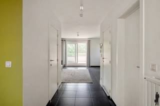 <p><strong>Instapklaar duplex appartement met 2 slaapkamers, ruim terras en carport </strong><strong>in het centrum van Essen.<br /><br /></strong><strong></strong>Dit <strong>verzorgd en instapklaar duplex appartement</strong> combineert een praktische indeling met veel lichtinval en een rustige ligging. Dankzij de <strong>ruime leefruimte</strong>, <strong>twee volwaardige slaapkamers</strong>, het <strong>zonnige terras</strong> en de kwalitatieve afwerking is dit de ideale woonst voor eigen bewoning of als interessante investering. Het appartement bevindt zich in een <strong>verzorgde residentie</strong> met voornamelijk eigenaar-bewoners en geniet van een aangenaam uitzicht op het omliggende groen.</p>
<p><strong>Gelijkvloerse verdieping<br /></strong>- Inkomhal met <strong>apart gastentoilet</strong><br />- <strong>Lichtrijke leefruimte</strong> met grote raampartijen en tegelvloer<br />- Toegang tot het <strong>ruime terras</strong> met groen uitzicht<br />- <strong>Open, volledig ingerichte keuken</strong> met keramische kookplaat, dampkap, oven, dubbele spoelbak en voldoende kastruimte<br />- <strong>Badkamer</strong> voorzien van ligbad met douchewand, lavabo en badkamermeubel<br />-<strong> Technische berging/wasplaats</strong> met aansluiting voor wasmachine en droogkast</p>
<p><strong>Verdieping<br /></strong>- <strong>Twee slaapkamers</strong> afgewerkt met onderhoudsvriendelijke laminaatvloer<br />- <strong>Velux dakramen</strong> voorzien van verduistering, zonwering en vliegenramen</p>
<p><strong>Buitenruimte<br /></strong>-<strong> Ruim terras</strong> met aangenaam uitzicht op het omliggende groen<br />-<strong> Privatieve carport</strong> inbegrepen<br />-<strong> Gemeenschappelijke fietsenstalling</strong></p>
<p><strong>Bijzonderheden<br /></strong>- <strong>Instapklaar duplex appartement<br /></strong>- <strong>Energiezuinige Vaillant condensatieketel<br /></strong>- <strong>PVC-ramen met dubbele beglazing<br /></strong>- <strong>Technische berging/wasplaats<br /></strong>-<strong> Carport inbegrepen<br /></strong>- <strong>Gemeenschappelijke kelderberging en fietsenstalling<br /></strong>- <strong>Verzorgde residentie</strong> met voornamelijk eigenaar-bewoners<br />- <strong>Interessante investering</strong> met bestaande huurovereenkomst</p>
<p><strong>Ligging<br /></strong>Gelegen in een <strong>rustige en residentiële woonomgeving in het centrum van Essen</strong> met een vlotte verbinding naar winkels, openbaar vervoer, scholen en belangrijke invalswegen. Dankzij de <strong>groene omgeving</strong> geniet u hier van een aangename woonkwaliteit, terwijl alle dagelijkse voorzieningen zich op korte afstand bevinden.<br /><br /><strong>Een verzorgd en instapklaar duplex appartement met twee slaapkamers, een ruim terras en een privatieve carport. De ideale combinatie van comfortabel wonen, een rustige ligging en een interessante investering.</strong></p>