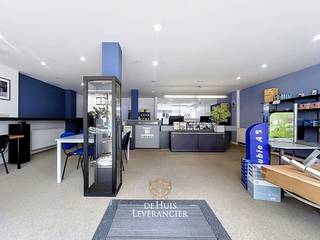 Bent u op zoek naar de perfecte uitvalsbasis voor uw praktijk, kantoor of handelszaak? Op een absolute toplocatie in Edegem, pal aan de Fort V-straat 14, vindt u dit uitzonderlijk ruime en perfect onderhouden handelsgelijkvloers. Gelegen te midden van een gloednieuwe, levendige verkaveling geniet u hier van een directe stroom aan potentiële klanten en patiënten, gecombineerd met een uitstekende visibiliteit.<br /><br />Wat dit pand écht uniek maakt voor de professionele koper, is de combinatie van ruimte, parkeergelegenheid en financiële onafhankelijkheid. Met een royale bedrijfsoppervlakte van maar liefst 184 m² (op een totale grondoppervlakte van 221 m²) kunt u hier werkelijk alle kanten op. Bovendien is parkeren voor de deur een absolute luxe: u beschikt over 3 parkeerplaatsen in volle eigendom, met de mogelijkheid om flexibel 2 extra plaatsen aan de voorzijde te huren (€ 65,- per plaats). Uw cliënteel arriveert dus altijd stressvrij.<br /><br />Binnenin is het pand door de jaren heen met de grootste zorg up-to-date gehouden. De indeling is dankzij de volledig onderkelderde kruipruimte flexibel aan te passen, aangezien leidingen overal vlot bereikbaar zijn. De centrale verwarming (hoogwaardige Vaillant-ketel uit 2016) is slim opgedeeld in 4 aparte circuits, wat het perfect mogelijk maakt om verschillende consultatie- of kantoorruimtes afzonderlijk te verwarmen.<br /><br />Ook technisch staat de eigendom volledig op punt. De elektriciteit is conform, de verlichting is in 2016 volledig vernieuwd naar energiezuinige led, en in november 2022 werd er nog een gloednieuwe keuken geïnstalleerd. Het zijraam werd in 2017 uitgerust met dubbele beglazing, rolluiken en een ventilatierooster, terwijl de voorzijde is voorzien van stevig, gewapend glas. De vloer is afgewerkt met een strak steentapijt, waarvan één zone is verzegeld met een oerdegelijke epoxy-coating.<br /><br />Nog een onmiskenbare troef voor uw exploitatie: er is géén syndicus en er zijn géén gemeenschappelijke vaste kosten. Dankzij de aparte, volledig digitale meters voor alle nutsvoorzieningen heeft u uw vaste lasten 100% zelf in de hand.<br /><br />Kortom: een instapklaar, toekomstgericht en strategisch gelegen vastgoedproject dat uw onderneming of praktijk de professionele uitstraling geeft die het verdient.<br /><br />Bent u klaar om uw professionele toekomst in Edegem te verankeren? Contacteer ons snel voor een bezoek ter plaatse en ontdek de mogelijkheden!<br /><br />EPC :  Label C<br />Stedenbouwkundige inlichtingen in aanvraag<br />Waterinfo : P-Score = D, G-Score = D<br /><br />Dit is niet wat je zoekt ? Al gehoord van AANKOOPBEGELEIDING ?   Wij zoeken, bezoeken en onderhandelen mee met jou voor eigendommen die worden aangeboden door particulieren, andere makelaars of eigendommen die zelfs (nog) niet te koop staan?<br />Vraag meer informatie over aankoopbegeleiding via welkom@dehuisleverancier.be of 0489/069.000<br /><br />de Huisleverancier : Persoonlijk, voor iedereen Service, Kwaliteit en Vertrouwen !<br /> 