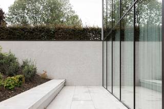 <p><span>Meraki-Hub</span><span> architecturale klasse op een topligging in</span><span> Sint-Niklaas</span></p><p><span>Meraki-Hub is geen klassieke eventlocatie, maar een </span><span>hoogwaardig architecturaal statement</span><span> waar esthetiek, functionaliteit en beleving naadloos samenkomen. Gelegen langs de uiterst zichtbare en vlot bereikbare </span><span>Koningin Astridlaan</span><span> geniet dit high-end gebouw van een </span><span>uitstekende centrale ligging</span><span> in Sint-Niklaas, met optimale bereikbaarheid voor haar bezoekers.</span></p><p><span>Het gebouw onderscheidt zich door zijn </span><span>sterke hedendaagse architectuur</span><span>, een </span><span>uitzonderlijk hoog afwerkingsniveau</span><span> en het gebruik van </span><span>kwalitatieve materialen en moderne technieken</span><span>. Binnenin wordt u verwelkomd in een stijlvolle, lichtrijke omgeving met verfijnde interieurs die professionaliteit en rust uitstralen een kader dat meteen indruk maakt.</span></p><p><span>De </span><span>polyvalente Meraki-Hub</span><span> biedt ruimte voor:</span></p><ul><li><span>tot </span><span>100 personen staand</span></li><li><span>of </span><span>40 personen zittend</span></li></ul><p><span>De open indeling met </span><span>prachtige open keuken</span><span> vormt het hart van de ruimte en leent zich perfect voor recepties, presentaties, seminaries of creatieve events. Aansluitend bevindt zich een </span><span>ruim privatief terras</span><span> met zicht op de aangelegde tuin, wat zorgt voor een unieke binnen-buitenbeleving en extra meerwaarde voor elk event.</span></p><p><span>Ook praktisch scoort Meraki-Hub bijzonder sterk:</span></p><ul><li><span>Privatieve parkeergelegenheid op de site</span></li><li><span>Laadpunten voor elektrische wagens</span></li><li><span>Extra parkeermogelijkheden op wandelafstand</span><span> voor grotere events</span></li><li><span>Uitstekende zichtbaarheid</span><span> langs een belangrijke invalsweg</span></li></ul><p><span>Naast de eventruimte beschikt het gebouw over </span><span>kleinere, stijlvol ingerichte vergaderzalen</span><span> (4 tot 10 personen). Bovendien is het mogelijk om </span><span>langdurig deel uit te maken van deze inspirerende omgeving</span><span> via kwalitatieve flexibele werkplekken voor permanente gebruikers.<br />Dankzij de samenwerking met diverse lokale partners kan er voor elk soort event catering op maat en volgens keuze uitgewerkt worden. </span></p><p><span>Bent u op zoek naar een </span><span>onderscheidende locatie</span><span> voor een receptie, vernissage, boekvoorstelling, seminarie, vergadering of professioneel event, waar </span><span>architectuur, comfort en uitstraling</span><span> centraal staan?<br />Dan is Meraki-Hub zonder twijfel een </span><span>uitstekende keuze</span><span>.</span></p><p><span>Huurprijs vanaf 335 Euro excl btw per halve dag. </span></p><p><span>Meer informatie?</span><span><br />Contacteer </span><span>Axel Lenaerts Makelaars</span><span> of ontdek het gebouw via </span><span><span>www.merakihub.be</span></span><span>.</span></p>