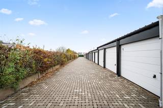 Deze 3 vernieuwde en verhuurde garageboxen vormen een zorgeloze, toekomstgerichte investering met een bruto rendement van 3,8%. De oprit werd...