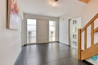 Deze verzorgde woning situeert zich op een rustige locatie aan de rand van het centrum, voorziet alle hedendaags wooncomfort en is via een...