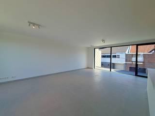 Dit nieuwbouw duplex-appartement is gelegen vlakbij het centrum van Tielt.<br />Diverse winkels, horeca, openbaar vervoer, sportgelegenheid en scholen bevinden zich op enkele ogenblikken van dit appartement verwijderd.<br /><br />Via de gemeenschappelijke inkomhal bereikt u de traphal. Het appartement beschikt over een inkomhal met apart toilet, een lichtrijke woon- en eetkamer met toegang tot het terras en een volledig uitgeruste keuken.<br /><br />Op de bovenverdieping vindt u de nachthal, drie ruime slaapkamers en een badkamer met dubbele wastafel en inloopdouche.<br /><br />Tot slot geniet dit instapklaar duplex-appartement van vloerverwarming, een oprit met aparte fietsenberging en videofoon. <br /><br /><strong>Goed om weten:</strong><br />Basishuurprijs: €950,-/maand<br />Vrij vanaf heden<br /><br /><strong>Is dit het instapklare appartement waarvan u droomt? <br />Twijfel niet langer en leg vandaag uw bezoek vast! </strong>