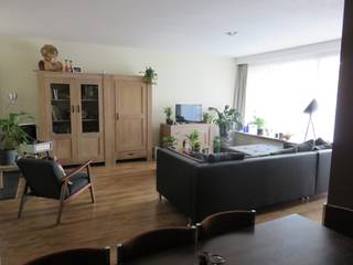 Verzorgd klassiek appartement vlakbij E19 & A12 Antwerpen-Brussel en in de onmiddellijke omgeving van openbaar vervoer. Via de inkomhal kom je in de ruime woonkamer van ca 44m² en aansluitend ingerichte keuken met enkele toestellen (kookvuur, dampkap & koelkast), terras aan de voorzijde ca 10m². Verder biedt het appartement nog een berging met aansluiting WM & DK, een apart toilet met handwasser, 1 klassieke badkamer met ligbad en dubbele lavabo, 1 douchekamer met douche en lavabo, 3 slaapkamers van ca 16m², 11m² & 8m² en terras over de volledige breedte aan de achterzijde van het gebouw. Privékelder en afgesloten garage inbegrepen. Appartement thans verhuurd.