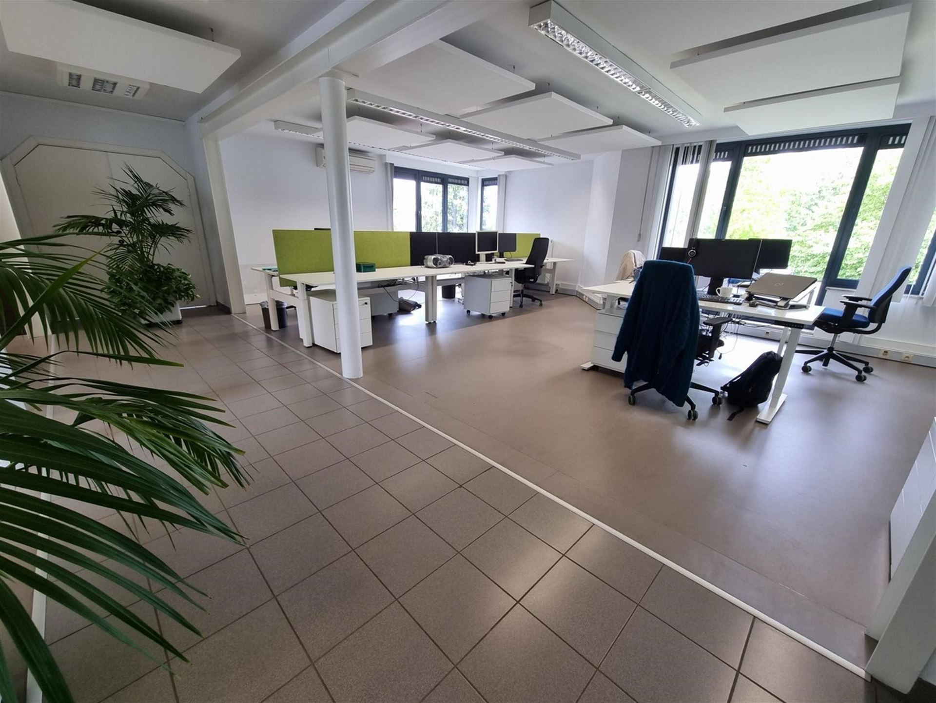 Kantoorgebouw met vergaderzalen en opleidingslokalen, bruto vloeropp 1146m² op een perceel van 44a48ca. - foto 5