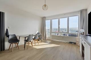 immo DAVID stelt voor: instapklare studio van 50 m²<br /><br />Deze schitterende studio van 50 m² is gelegen op de 7de verdieping en is bereikbaar met de lift. De studio verkeert in uitstekende staat en geniet dankzij de grote raampartijen van een aangename lichtinval, een ruimtelijk gevoel en een mooi open uitzicht.<br /><br />De woning beschikt over PVC-ramen met dubbele beglazing en heeft een **EPC-label B**, wat zorgt voor een goede energieprestatie. Daarnaast is de elektrische installatie conform. Dankzij de verzorgde staat is deze studio volledig instapklaar.<br /><br />De aangename leefruimte sluit rechtstreeks aan op de keuken, wat zorgt voor een praktische en open indeling. De afzonderlijke slaapkamer van 9 m² biedt de nodige rust en comfort. De moderne badkamer is uitgerust met een ligbad en een lavabo.<br /><br />Een ideale woonst voor wie op zoek is naar een comfortabele en energiezuinige studio met een praktische indeling en een uitstekende lichtinval.<br /><br /><br />Op het terras van 8 m² kunt u heerlijk genieten van de zon en de rustige omgeving.<br /><br />De ligging is bijzonder praktisch, met een vlotte verbinding naar de Ring en het centrum van Brussel. In de directe omgeving vindt u het UZ Jette, scholen, openbaar vervoer, winkels, het Laarbeekbos en diverse fietspaden.<br /><br />Een ideale woonplek voor wie op zoek is naar comfort, rust en groen, gecombineerd met een uitstekende bereikbaarheid en een energiezuinige woning.