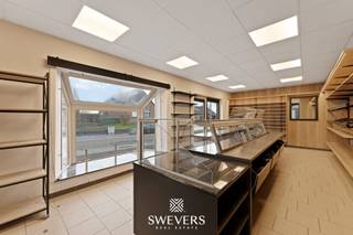 Voor meer info en foto’s, surf naar www.swevers.be – Ontdek dit instapklare handelspand in Nieuwerkerken met een indrukwekkende bewoonbare...