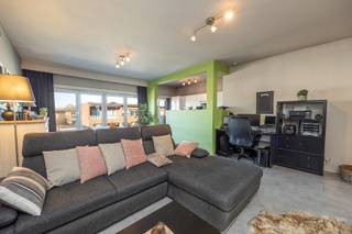 Dit gunstig gelegen appartement aan Adrinkhovenlaan 169 bus 002R in Borsbeek is gelegen in een aangename en rustige woonwijk met vooral gezinswoningen. Dankzij de uitstekende MOBI-score van 8,9 bevinden winkels, scholen, openbaar vervoer en parken zich op wandelafstand. Ook de bereikbaarheid is een plus: Station Antwerpen-Berchem ligt op ca. 3,9 km, het centrum van Antwerpen op ca. 6 km en ook de autosnelweg ligt op maar 1,9km van de woning.<br /><br />Via de inkomhal met een handige bergruimte betreedt u de ruime en lichtrijke leefruimte met open, volledig uitgeruste keuken en eethoek. De open indeling zorgt voor een aangenaam ruimtegevoel en veel lichtinval. Het appartement beschikt over twee volwaardige slaapkamers, waarvan één met toegang tot een klein terras. Verder is er een verzorgde badkamer uitgerust met een douche in een ligbad en een apart toilet. <br /><br />De garagebox aan de overzijde van de straat is verplicht mee aan te kopen (€ 25.000) en vormt een grote troef in deze buurt waar parkeergelegenheid schaars is.<br /><br />Het gebouw kreeg in september 2019 een volledig nieuw, geïsoleerd dak met duurzame rubberafwerking (levensduur ca. 50 jaar). Verder heeft het appartement een energiezuinig EPC-label C, dus er is geen renovatieverplichting van toepassing. Ook is de woning asbestveilig en is de elektriciteit volledig conform tot 2039!<br /><br />Troeven:<br />- Instapklaar appartement<br />- Garagebox<br />- Nieuw geïsoleerd dak (2019)<br />- MOBI-score 8,9 en vlotte bereikbaarheid<br />- Lage algemene kosten