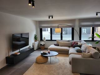 <p><span>Energiezuinig ruim duplex appartement!</span></p><p><span> </span></p><p><span>Dit schitterende appartement beschikt over een oppervlakte van 148 m² en bevindt zich pal te hartjeTremelo.</span></p><p><span>Indeling als volgt:</span></p><p><span>Men komt binnen via de aparte inkomhal dewelke toegang geeft naar de zeer ruime leefruimte dewelke geniet van voldoende lichtinval dankzij de vele raampartijen.</span></p><p><span>De open keuken bevindt zich aansluitend aan de leefruimte, keuken is voorzien van alle comfort.</span></p><p><span>Via de keuken heeft men toegang tot het terras.</span></p><p><span>De nachthal geeft toegang tot de bovenverdieping alsook het apart gasten toilet, verder is de hal voorzien van voldoende ingebouwde kasten.</span></p><p><span>Op de bovenverdieping vinden we 2 ruime slaapkamers terug alsook een aparte ingebouwde dressing!</span></p><p><span>Verder vinden we op de bovenverdieping nog een apart toilet alsook een ruime badkamer, voorzien van ligbad en douche terug.</span></p><p><span>De zolder is toegankelijk via val trap en kan gebruikt worden als extra bergruimte.</span></p><p><span> </span></p><p><span>Er zijn 2 buiten staanplaatsen (elektrisch opladen mogelijk) voor de wagen voorzien achteraan het appartement. (tegenover parking vinneweg)</span></p><p><span>Verder hoort er nog een volledig omheinde tuinzone bij het appartement voorzien van tuinhuis.</span></p><p><span>Het appartement is verder nog voorzien van een buitentrap.</span></p><p><span> </span></p><p><span>Beschikbaar vanaf 01 mei 2026.</span></p><p><span>Heeft u interesse in dit uiterst kwalitatief gerenoveerde appartement?</span></p><p><span>Contacteer ons nu!</span></p><p><span><span>info@eraetsvastgoed.be</span></span></p><p><span>0467 00 67 79</span></p>