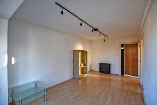 Te renoveren appartementsgebouw gelegen in een zijstraat van de Zeelaan en op amper 300m van de zee. Het gebouw bestaat uit een verhuurd handelsgelijkvloers en uit 3 identieke appartementen (per verdiep is een appartement gevestigd). De appartementen beslaan elk een oppervlakte van 60m² en omvatten een living, aparte keuken, badkamer en 2 slaapkamers. Het handelsgelijkvloers (circa 130m²) bestaat uit een winkelruimte, bureelruimte, verschillende extra kamers (hier kan eventueel nog een extra studio in gecreëerd worden). Koer bereikbaar via de zijkant van het gebouw. Ook is nog een volledig kelderverdieping aanwezig waar voor ieder verdiep een aparte berging is voorzien + tellerlokaal. Geen lift, geen syndicus. EPC: 610 UC: 2793072 (Ref. NI26139) <br /><br />Neem voorsprong met een vrijblijvende en gratis schatting van uw eigendom via:<br />http://www.residentievastgoed.be/gratisonlineschatten