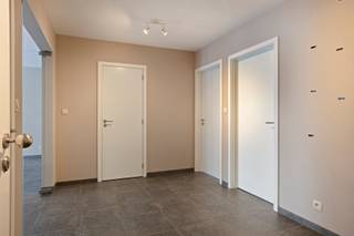 Dit moderne appartement met twee slaapkamers is gelegen op de eerste verdieping van een kleinschalige residentie.Indeling:Via de ruime inkomhal komt...