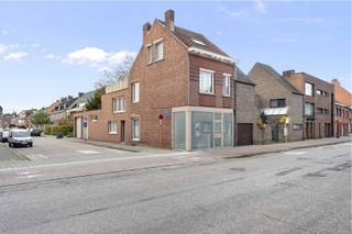 Handelspand met grote inpandige garage en instapklare woningInstapklare gezinswoning met handels- en/of praktijkruimte, ideaal gelegen nabij het...
