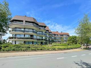 <p><strong>Zonnig gelijkvloers appartement met tuin in Knokke-Zoute</strong></p>
<p>Prachtig gelijkvloers tuinappartement in het Zoute dat comfort, stijl en praktisch wonen combineert. De ruime, lichtrijke living loopt naadloos over in een zonnig terras en een privétuin, ideaal om te ontspannen of gasten te ontvangen.</p>
<p>De volledig uitgeruste keuken ligt direct naast de leefruimte en is ontworpen voor zowel dagelijks koken als culinaire momenten, met een slimme indeling die het bereiden van maaltijden en entertainen eenvoudig maakt.</p>
<p>Het appartement beschikt over twee slaapkamers, waaronder een royale master bedroom met ingebouwde kasten en directe toegang tot het achterterras. De tweede slaapkamer is comfortabel en praktisch ingericht. Twee stijlvolle badkamers maken het plaatje compleet: één met ligbad en één met douche.</p>
<p>Extra bergruimte is beschikbaar in de privatieve kelder, en een garagebox in de residentie kan optioneel worden aangekocht.</p>
<p>Dit gelijkvloers appartement is perfect voor wie licht, ruimte en buitenleven waardeert, met een centrale ligging in het Zoute, vlakbij winkels, restaurants en het strand.</p>