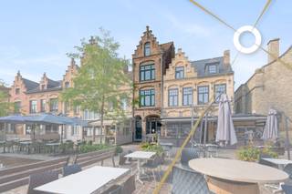 Instelprijs €199.000, elk bod boven of gelijk aan deze prijs wordt voorgelegd aan de eigenaars, die de keuze heeft om al dan niet te aanvaarden.<br /><br />Een verborgen parel in het hart van Ieper – wonen, werken én genieten op één unieke locatie<br /><br />Achter de statige gevel op het magnifieke, volledig vernieuwde Vandenpeereboomplein in Ieper schuilt een eigendom boordevol potentieel. Deze te renoveren woning is meer dan alleen een adres: het is een blanco canvas waarop u uw eigen woon- of ondernemersdroom kunt realiseren.<br /><br /><br />Historische charme &amp; toplocatie<br />Met uitzicht op de sfeervolle leet, één van Iepers mooiste historische elementen, bevindt u zich hier op wandelafstand van de Grote Markt, gezellige terrassen en lokale speciaalzaken. Het plein zelf straalt klasse en authenticiteit uit, een decor dat uw woonbeleving of commerciële activiteit extra glans geeft.<br /><br />Onbegrensde mogelijkheden<br />Dit pand biedt tal van inrichtingsopties:<br /><br />Handelspand met karakter – denk aan een stijlvolle boetiek, galerij, koffiebar of restaurant met zonnig terras aan de voorzijde.<br /><br />Charmante stadswoning – met ruimte voor meerdere slaapkamers.<br /><br />Combinatie wonen &amp; werken – ideaal voor wie zijn kantoor of praktijk aan huis wil vestigen.<br /><br />Renoveren naar uw smaak<br />De woning vraagt om renovatie, maar dat betekent vooral: u bepaalt zelf de stijl, indeling en afwerking. Van authentiek huis tot strak en modern – alles is mogelijk. Met de juiste visie creëert u hier een unieke eyecatcher die zowel qua esthetiek als ligging onovertroffen is.<br /><br />Troeven op een rij<br />*Absolute topligging in historisch centrum Ieper<br /><br />*Uitzicht op de prachtige vernieuwde leet<br /><br />*Karaktervolle gevel met uitstraling<br /><br />*Onbegrensde inrichtingsmogelijkheden<br /><br />*Ideaal voor wonen, werken of een combinatie<br /><br />Voor meer informatie of een plaatsbezoek contacteer Home Hunters via hallo@homehunters.be of op het nummer 057/377.477