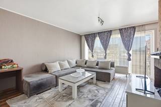 <p>Op zoek naar een interessante starterswoning of een investering met een mooi huurrendement? Dit lichtrijke appartement op de eerste verdieping combineert een praktische indeling met een uitstekende ligging vlak bij het station van Lebbeke.</p><p> </p><p>Via de inkomhal bereik je de verschillende ruimtes. Er is een apart toilet, een handige berging en een ingemaakte kast met de CV-ketel. Verder beschikt het appartement over twee ruime slaapkamers, waarvan één met aansluitend terras, en een badkamer met bad en wastafel.</p><p>De ruime leefruimte geniet van veel natuurlijk licht. De aparte keuken is uitgerust met een vaatwasser, keramische kookplaat en oven.</p><p> </p><p>Ook op technisch vlak zijn er interessante troeven: alle ramen werden vernieuwd met hoogrendementsbeglazing, het dak werd bijkomend geïsoleerd en het appartement beschikt over een gunstig EPC-label C.</p><p> </p><p>De ligging vlak aan het station zorgt voor een vlotte verbinding met het openbaar vervoer. Bovendien is er een grote parking aan het gebouw, voorzien van laadpalen.</p><p> </p><p>Momenteel is het appartement verhuurd aan €600 + €100 kosten per maand, wat het bijzonder interessant maakt als investering.</p><p>Mogelijkheid tot aankoop van een aparte garagebox voor één wagen aan €15.000.</p><p> </p><p>Een appartement met een praktische indeling, gunstig EPC en uitstekende bereikbaarheid, met mogelijkheden voor zowel eigen bewoning als investering.</p>