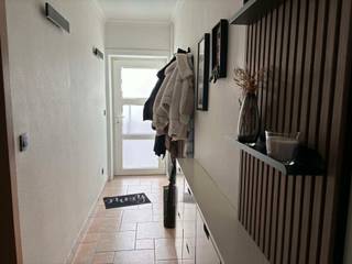 SINT LIEVENS HOUTEM - Gemeubelde gezinswoning<br /><br />Inschrijven voor het geplande bezoekmoment kan via de website => www.immoderas.be/afspraak-instructies<br /><br />De woning geniet van een rustige ligging in Sint-Lievens-Houtem, met een vlotte verbinding naar de N42 en de E40. Hierdoor zijn Gent, Aalst, Zottegem en Brussel gemakkelijk bereikbaar. Ook winkels, scholen en openbaar vervoer bevinden zich in de nabije omgeving!<br /><br />Via de inkomhal komt u terecht in de lichtrijke leefruimte met open keuken. De keuken is volledig uitgerust met een inductiekookplaat, vaatwasmachine, koelkast, stoomoven en heteluchtoven. Op het gelijkvloers bevindt zich verder een eerste badkamer met ligbad, wastafel en toilet. Daarnaast is er een praktische berging/wasruimte. De eerste verdieping telt twee ruime slaapkamers en een tweede badkamer met douche, wastafel en toilet. Op de zolderverdieping bevindt zich een derde, zeer ruime slaapkamer die tal van mogelijkheden biedt.<br /><br />Buiten geniet u van een mooie tuin met tuinhuis. Een absolute meerwaarde is de afzonderlijke bureauruimte, ideaal voor thuiswerk, een praktijkruimte of hobbyruimte.<br /><br />Deze woning wordt volledig bemeubeld aangeboden, om een lijst te ontvangen van de aanwezige meubels/toestellen of een bezoek in te plannen -> aarzel niet en stuur een mail naar siegervanderstraeten@immoderas.be