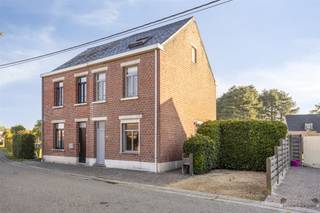 <p><span>Charmante en instapklare halfopen bebouwing in het hart van Eindhout</span></p><p><span>Gelegen in het gezellige hart van Eindhout, vindt u deze charmante en uitstekend onderhouden halfopen bebouwing. Dankzij de centrale ligging bevindt u zich op wandelafstand van scholen, winkels en het openbaar vervoer, terwijl de oprit van de E313 (richting LuikAntwerpen) binnen vijf minuten bereikbaar is. </span></p><p><span>Indeling en woonruimte</span><span><br />De woning beschikt over een gezellige en lichtrijke woonkamer, perfect om samen te komen en te ontspannen. De ruime leefkeuken vormt het hart van het huis, ideaal voor familiediners of gezellige momenten met vrienden. Aansluitend vindt u een praktische wasplaats die het dagelijkse leven nog gemakkelijker maakt. De volledig uitgeruste badkamer is modern afgewerkt en beschikt over alle comfort die u verwacht.</span></p><p><span>Op de verdieping zijn drie slaapkamers voorzien, waardoor er voldoende ruimte is voor een gezin, hobbykamer of thuiskantoor. Daarnaast is er een ruime dressing met maatkasten en een praktische kelder, ideaal voor extra opbergruimte.</span></p><p><span>Buiten en extra voorzieningen</span><span><br />Achteraan de woning ligt een mooi aangelegde tuin met terras, waar u in alle privacy kunt genieten van zon, groen en ontspanning. De inpandige garage biedt toegang tot de achterzijde van het perceel, wat bijzonder praktisch is voor laden en lossen. Aan de voorzijde is er bovendien een openluchtparkeerplaats.</span></p><p><span>Bijzonderheden en extra troeven</span></p><ul><li><span>De woning is instapklaar en uitstekend onderhouden</span></li><li><span>Gebruik van kwalitatieve materialen</span></li><li><span>Inpandige garage</span></li><li><span>Asbestveilig</span></li><li><span>Gunstig EPC </span></li><li><span>Elektriciteit conform de huidige normen</span></li></ul><p><span>Deze woning combineert een rustige, kindvriendelijke omgeving met een centrale ligging en modern wooncomfort. Dankzij de praktische indeling, de mooie tuin en de kwalitatieve afwerking, is dit een ideale woning voor gezinnen én pendelaars die willen genieten van comfort en functionaliteit.</span></p>