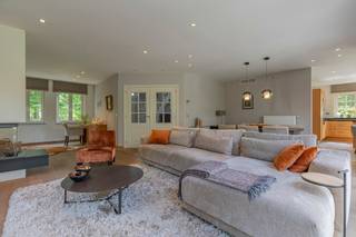 EERSTE KIJKMOMENT: ZAT. 29/08/26 - 14U (op afspraak 053/60.65.60)<br /><br />GIJZEGEM - Baden in luxe is de beste beschrijving waarmee je deze villa kan beginnen.<br /><br />We bevinden ons in het landelijke Gijzegem op een zeer rustige locatie, centraal gelegen niet ver van de toegangswegen richting Aalst en Dendermonde. Dichtbij scholen, openbaar vervoer, winkels en fietspad richting Aalst.<br />Deze villa in landelijke stijl heeft een high-end afwerkingsgraad, dit zie je in de duurzame en rustieke materialen die werden gebruikt.<br />De bouwheer is nog steeds de huidige eigenaar, dus naar onderhoud toe is alles in perfecte staat.<br />De indeling is al volgt: Beneden, hebben we de grote inkomhal met toilet, toegang naar de lichtrijke woonkamer met aansluitend de volledig geïnstalleerde keuken en bureauruimte. Je hebt zicht vanuit alle hoeken van de kamer op de schitterend aangelegde, zonnige, tuin. Verder is er nog de garage, technische ruimte en berging.<br />Op de verdieping treffen we een grote nachthal met apart toilet, 3 ruime slaapkamers, badkamer met douche, bad en sauna, en mooie dressing. Er is een grote zolder (50m²) aanwezig.<br />De tuin is een pareltje, met groot eiken bijgebouw, schitterende, onderhoudsvriendelijke beplanting, verschillende terrassen, vijver en graszone.<br />Energetisch is de villa ook volledig in orde, goedgekeurde elektriciteit, EPC A (95), zonnepanelen (21), laadpaal, thuisbatterij van 12KW, overal Airco, extra geïsoleerde zolder, overal dubbel glas, en een nieuwe energiezuinige brander op aardgas. <br />U dient echt langs te komen om deze woning te ontdekken en te beleven!!<br />Maak snel u afspraak via 053/60.65.60